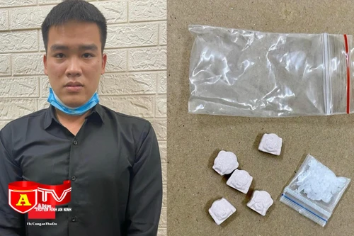 Cất giấu ma tuý vào tất vẫn bị phát hiện