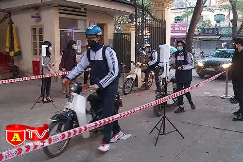 Học sinh lớp 12 tại Hà Nội háo hức đi học trở lại