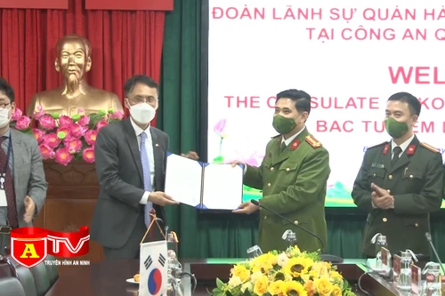 Đại sứ quán Hàn Quốc thăm, trao thư cảm ơn Công an quận Bắc Từ Liêm