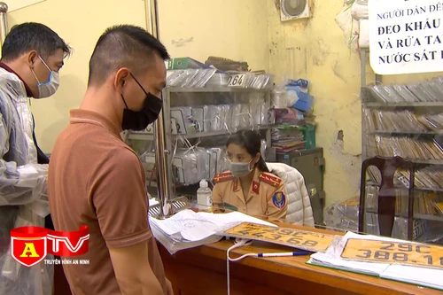 Sát hạn xử phạt, lượng xe ô tô đi cấp đổi biển vàng tăng đột biến