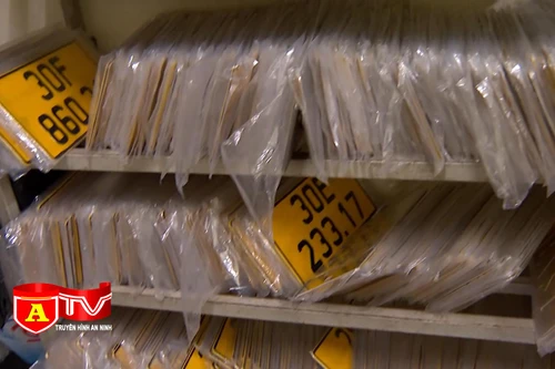 Gần 50% xe ô tô kinh doanh tại Hà Nội chưa đổi biển màu vàng