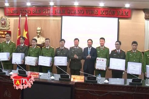 Ban Chỉ đạo 138 TP Hà Nội tặng quà 21 đơn vị có thành tích xuất sắc