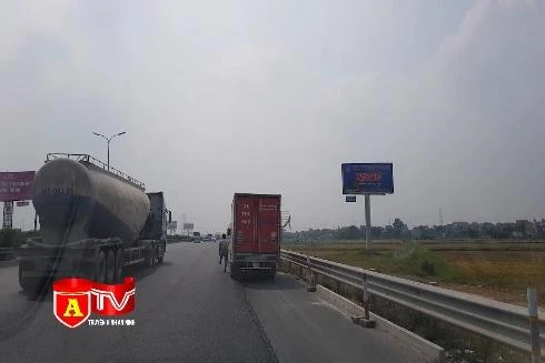 Nguy hiểm khôn lường từ hành vi dừng đỗ xe trên cao tốc