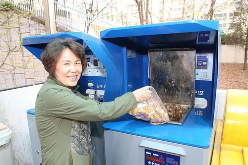 Gắn chip vào thùng rác chống lãng phí đồ ăn