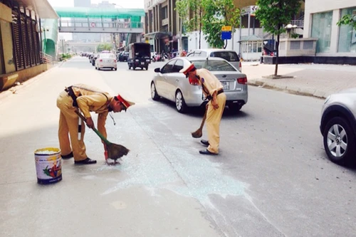 CSGT dọn "bẫy" thủy tinh trên đường
