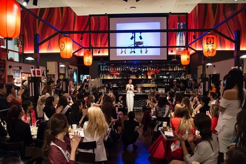 Thí sinh Hoa hậu Quốc tế hào hứng nghe Thúy Vân hát về Việt Nam