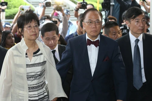 Cựu Đặc khu trưởng khu hành chính Hong Kong ra tòa về tội tham nhũng