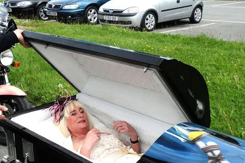 Đám cưới trong... quan tài