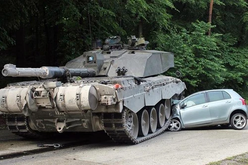 Xe tăng cán nát đầu ô tô, lái xe thoát chết