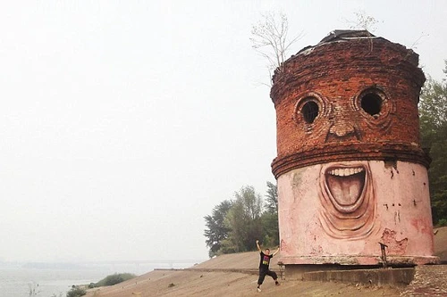 Ngắm nhìn những bức tường mặt người kỳ quái