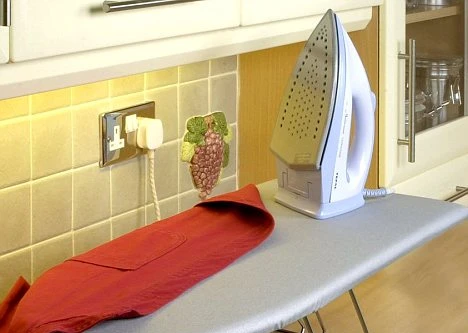 Kinh hoàng người trông trẻ dùng bàn là trên lưng bé sơ sinh