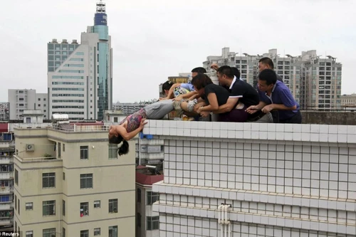 Cứu sống người phụ nữ nhẫn tâm ném chết cháu trai rồi tự tử