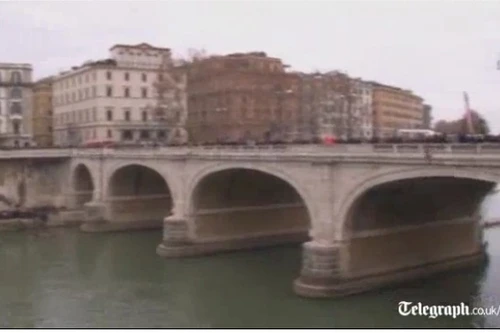 Nhảy cầu tắm sông đón năm mới