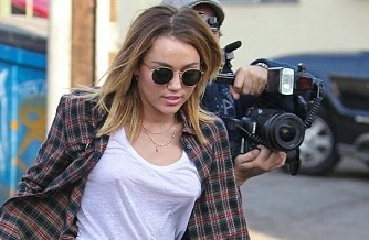 Miley Cyrus thản nhiên “thả rông” dạo phố