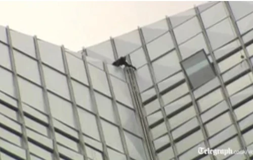 “Người nhện” chinh phục tòa nhà cao 231m bằng tay không