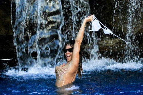  Rihanna bất ngờ lột bikini lộ ngực trần