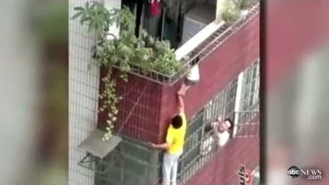 Thót tim em bé mắc kẹt ở ban công