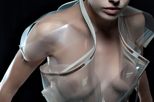 Váy lạ: càng đứng gần càng trong suốt