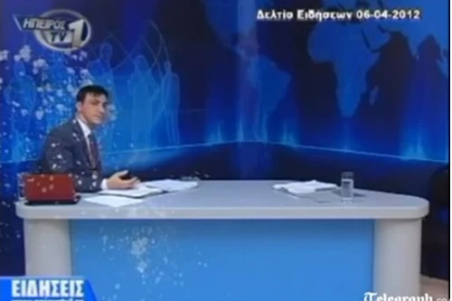 Biên tập viên bị ném trứng khi đang ghi hình