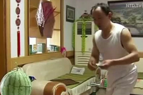 Kỳ lạ người đàn ông cắt trái cây bằng lá bài