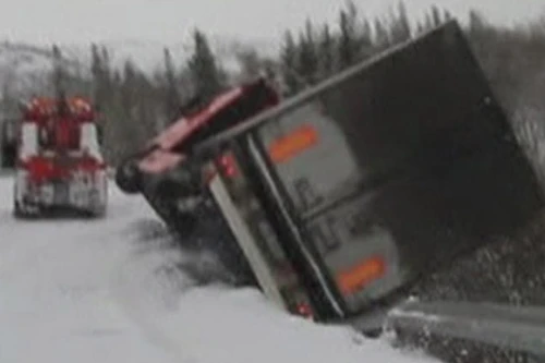 Tài xế "hút chết" khi xe rơi xuống vực