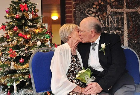 Đám cưới lãng mạn của cụ bà 93 tuối