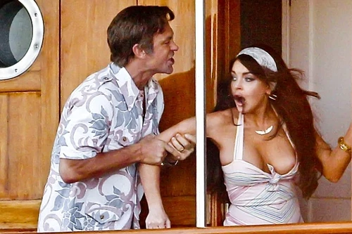 Lindsay Lohan bất cẩn lộ ngực khi quay phim