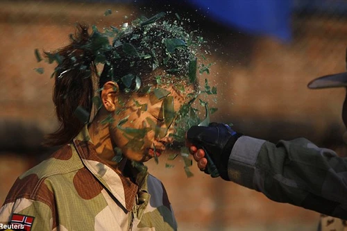 Tiếp tục hình ảnh kinh hoàng huấn luyện nữ vệ sĩ Trung Quốc