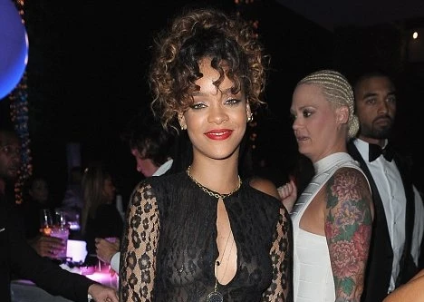 Rihanna để lộ khuyên ngay nhũ hoa