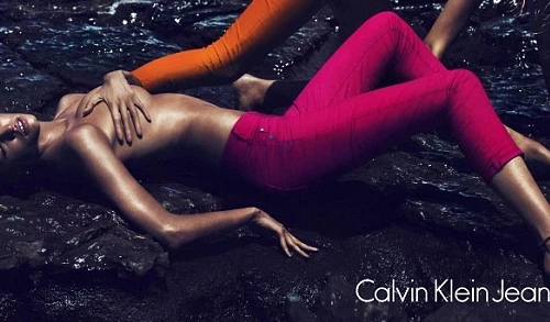 Siêu mẫu Lara Stone khoe ngực trần cho Calvin Klein 