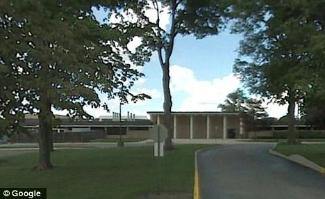 Nữ sinh 14 tuổi quan hệ yêu đương với thầy thể dục