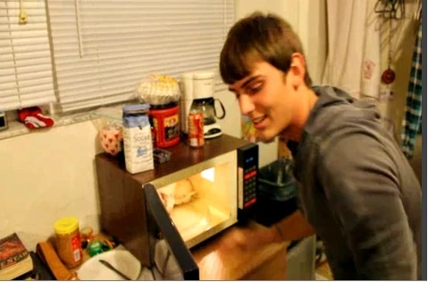 Kỷ lục kỳ cục: Nhét 38 áo phông vào lò vi sóng