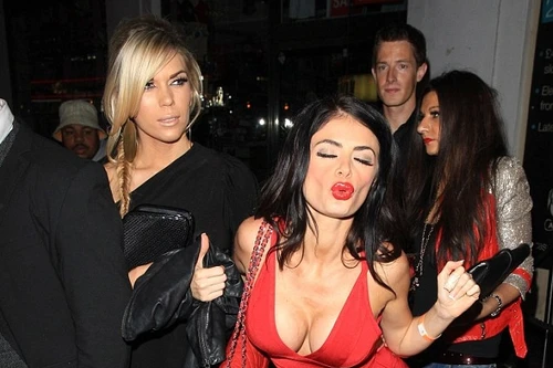 "Người đẹp dao kéo" Chloe Sims lại hớ hênh “lộ hàng”