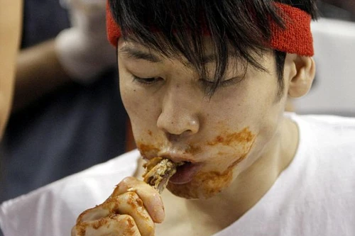 Kỷ lục ăn hết 337 cánh gà trong 30 phút