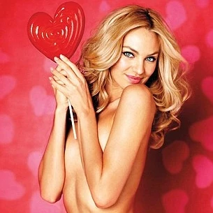 Candice Swanepoel "cởi áo" nhân ngày lễ tình nhân