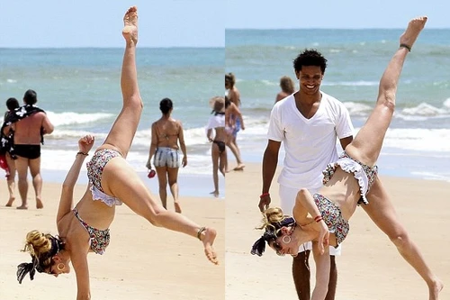 Kelly Brook diện bikini trồng cây chuối tại bãi biển