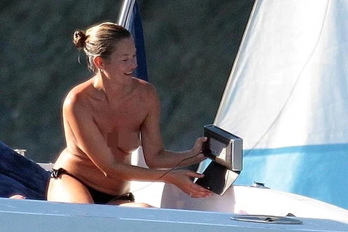 Kate Moss thản nhiên để ngực trần tắm nắng