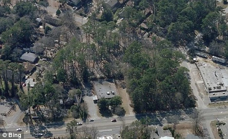 Hai cụ già đang "lên tiên" giữa công viên thì bị bắt