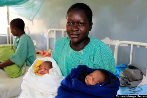 Barack Obama và Mitt Romney là... anh em sinh đôi