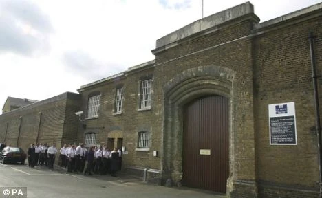 Nữ giám thị gạ tình, quan hệ với tù nhân