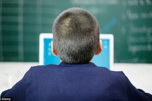 Bé trai 14 tuổi bi bắt vì đăng clip sex với bạn cùng tuổi