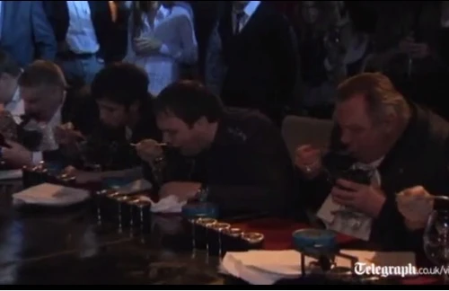 Người Nga hào hứng thi ăn trứng cá muối