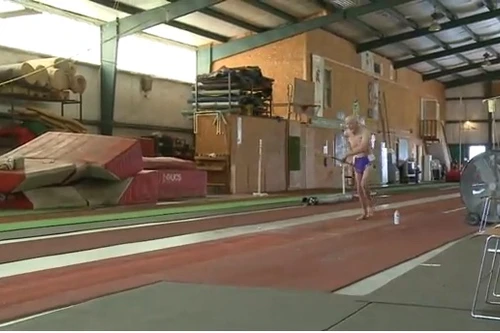 Cụ ông 90 tuổi phá kỷ lục môn nhảy cao