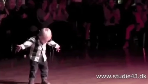 Ngộ nghĩnh bé 2 tuổi nhảy Jive và Paso Doble