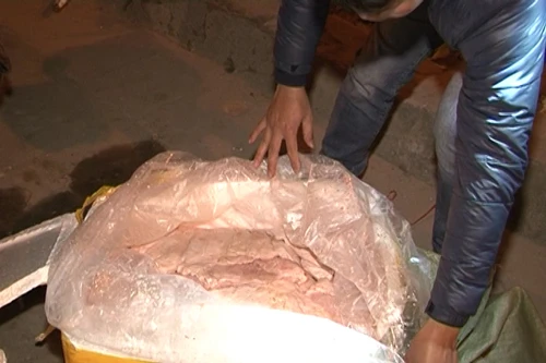 141 phát hiện vụ vận chuyển mỡ bẩn và hàng hóa không rõ nguồn gốc