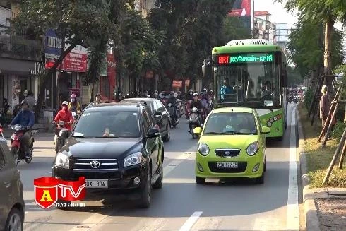 Lắp thí điểm dải phân cách cứng cho buýt nhanh ở Hà Nội