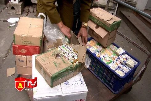 Xem 300kg phomai, bơ quá hạn sử dụng nhiều năm chưa được tiêu hủy