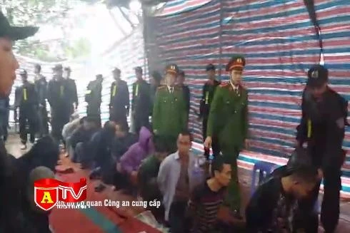 Cận cảnh đột kích sới bạc trong trang trại ở Đồng Mai