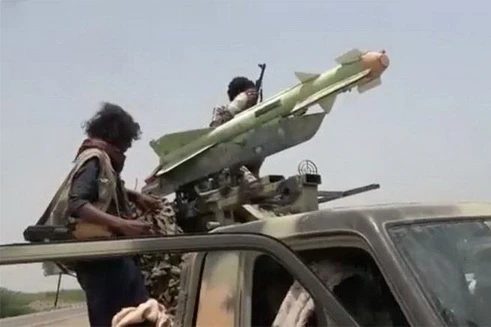 [ẢNH] Phiến quân Houthi "độ chế" tên lửa R-60 để bắn hạ AH-64 Apache của Saudi Arabia