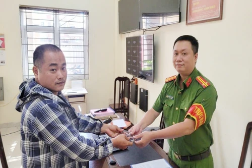 Công an xã vận động nhiều người dân tự nguyện giao nộp vũ khí, vật liệu nổ, công cụ hỗ trợ